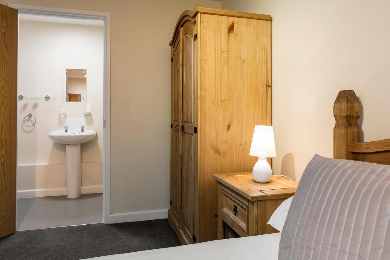 Roydon Marina Village Hotel Экстерьер фото