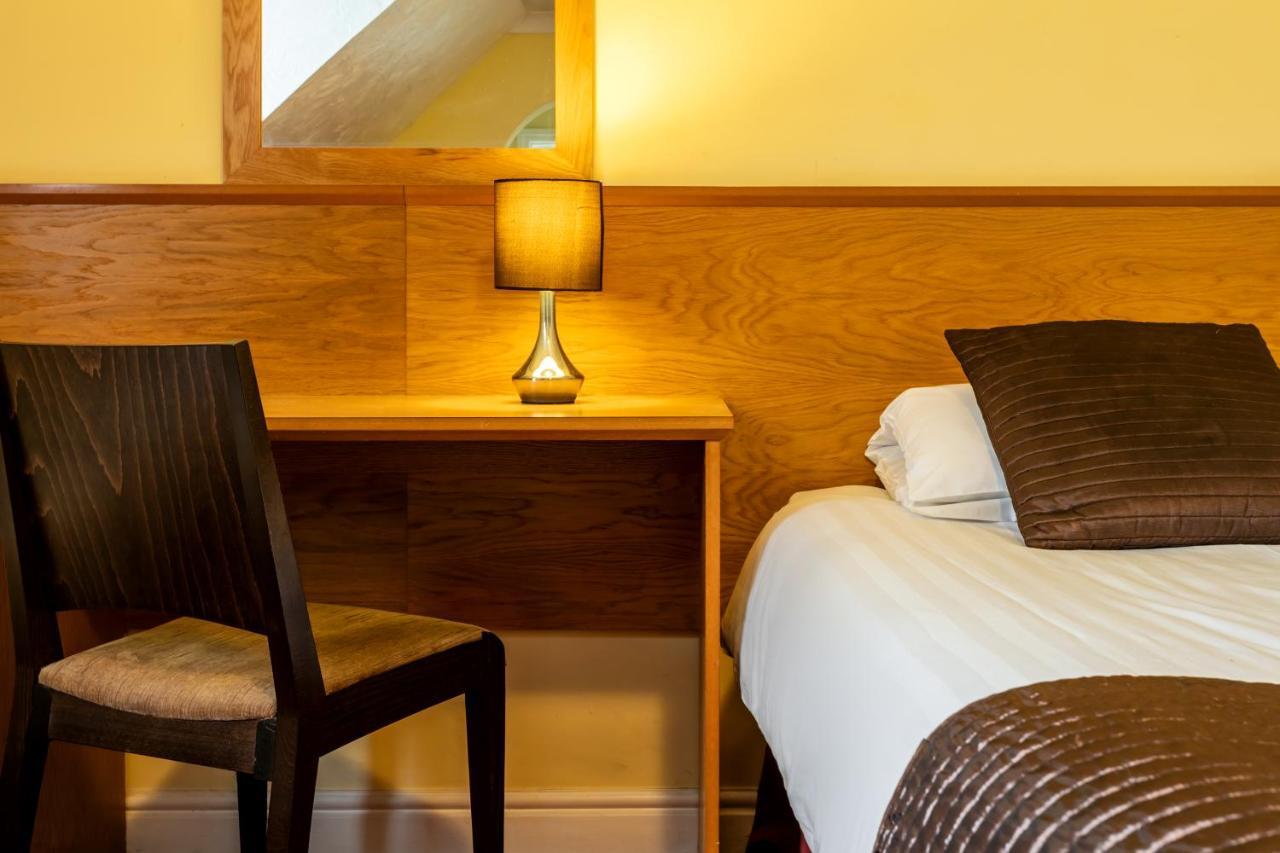 Roydon Marina Village Hotel Экстерьер фото