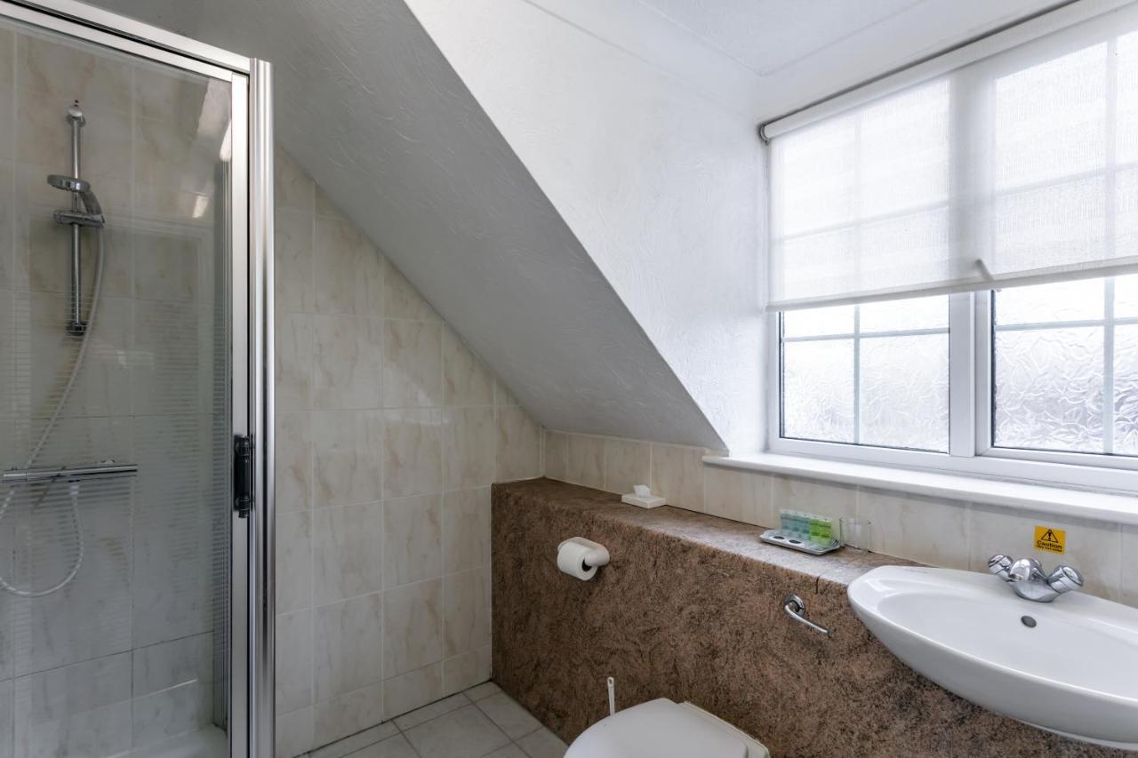 Roydon Marina Village Hotel Экстерьер фото