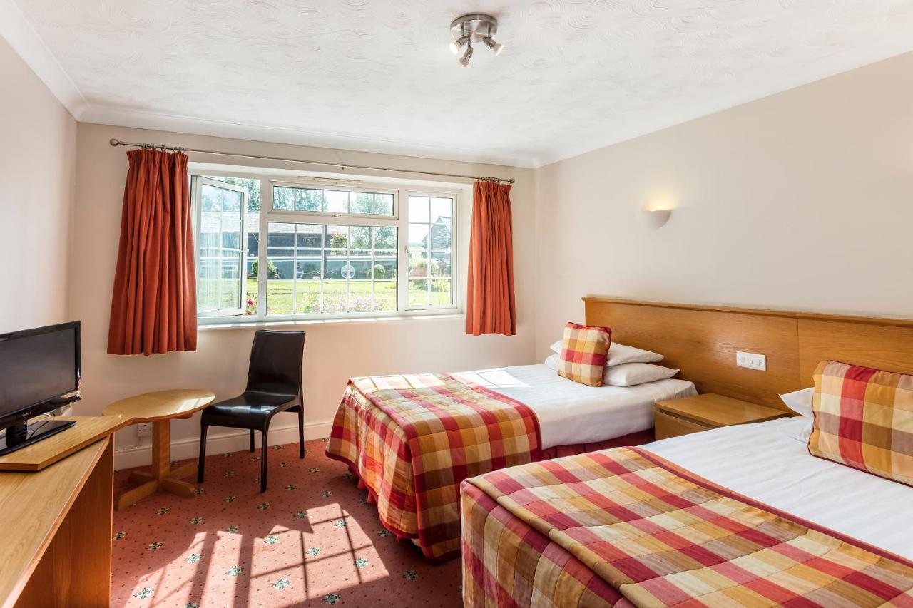 Roydon Marina Village Hotel Экстерьер фото